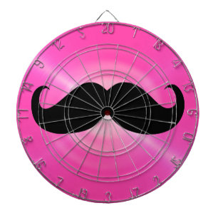 Lustiger schwarzer Schnurrbart auf metallisch rosa Dartscheibe