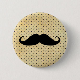 Lustiger schwarzer Schnurrbart auf vintage gelben Button