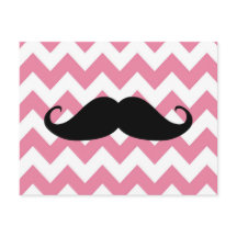 Lustiger schwarzer Schnurrbart und rosa Chevron-Mu