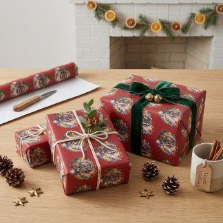 Lustiger schwarzer Weihnachtsmann mit farbenfrohen Geschenkpapier