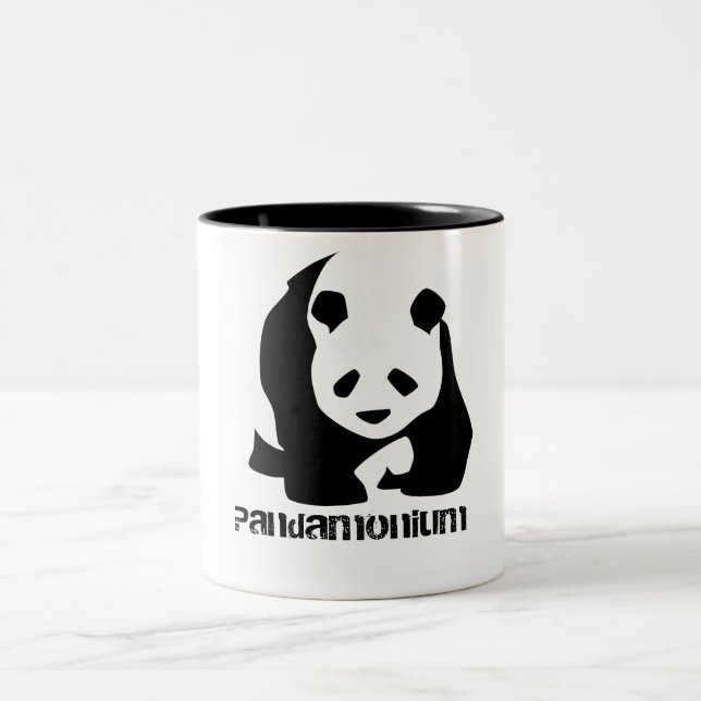 Lustiger Schwarzweiss-Panda-Bär Pandamonium Zweifarbige Tasse (Mittel)