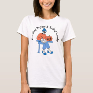Lustiger Skelett-Lehrer beim Benoten von Arbeiten T-Shirt