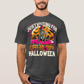 Lustiger Skelett wartet nur auf Halloween Gruselig T-Shirt
