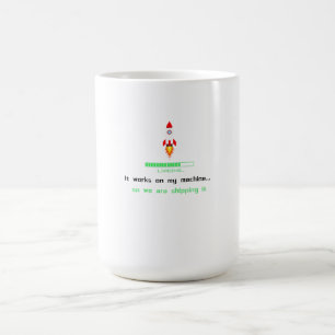 Lustiger Software-Ingenieur liefert es aus Kaffeetasse
