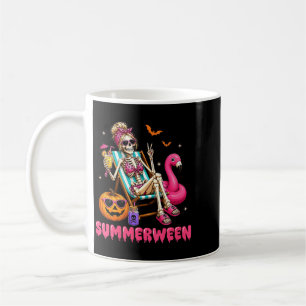 Lustiger Sommer Halloween-Skelett schwebt in Kaffeetasse