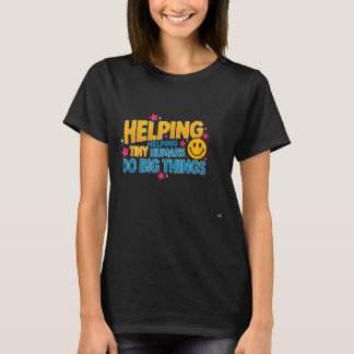 Lustiger Spruch, der kleinen Menschen hilft, große T-Shirt