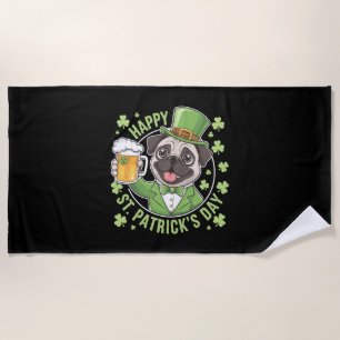 Lustiger St. Patrick's Day Mops mit Bierkrug Strandtuch