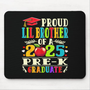 Lustiger stolzer kleiner Bruder eines Absolventen Mousepad