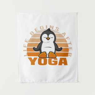 Lustiger süßer Pinguin beim Yoga. Lustige Yoga-Pos Wandteppich
