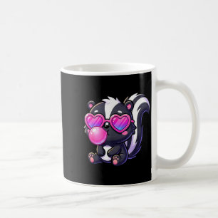 Lustiger süßer Stinktier, der Bubble Gum bläst, Ti Kaffeetasse