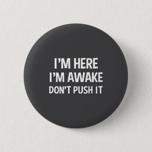 Lustiger Teenager-Spruch Ich bin hier Ich bin wach Button