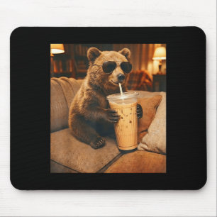 Lustiger Tierbär, der auf dem Sofa Eiskaffee trink Mousepad