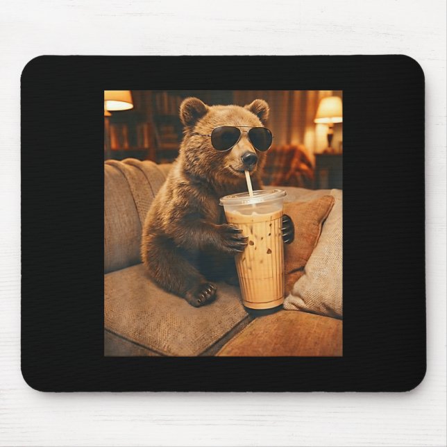 Lustiger Tierbär, der auf dem Sofa Eiskaffee trink Mousepad (Vorne)