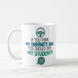 Lustiger treibender kaffeetasse