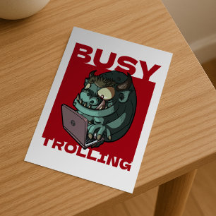 Lustiger Troll beim Internet-Trollen auf Laptop Ca Postkarte