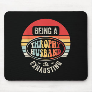 Lustiger Trophäen-Ehemann ist erschöpfend Retro Vi Mousepad