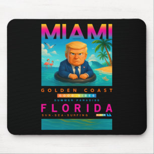 Lustiger Trump auf schwimmendem gelben Enten-Schwi Mousepad