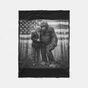 Lustiger Trump Bigfoot Sasquatch Verschwörung Para Fleecedecke