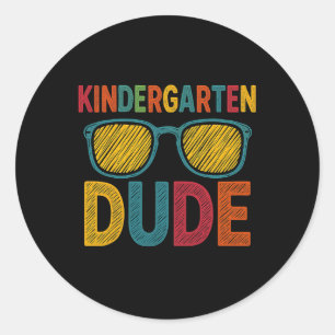 Lustiger Typ im Kindergarten Erster Tag zurück zur Runder Aufkleber