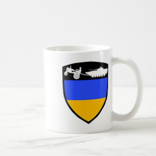 Lustiger ukrainischer Bauer schleppt Panzer mit Tr Kaffeetasse