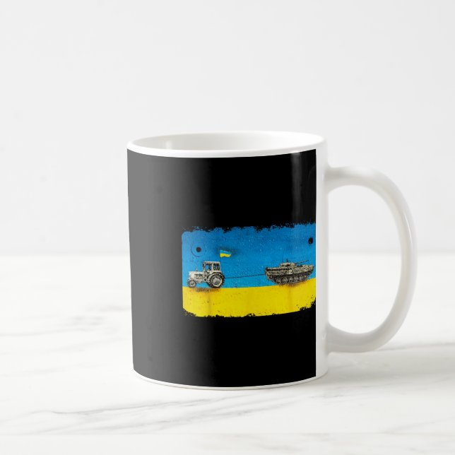 Lustiger ukrainischer Bauer zieht Panzer mit Trakt Kaffeetasse (Rechts)