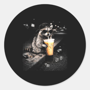 Lustiger Waschbär, der eisgekühlten Kaffee trinkt, Runder Aufkleber