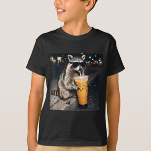 Lustiger Waschbär, der eisgekühlten Kaffee trinkt, T-Shirt