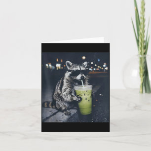 Lustiger Waschbär, der eisgekühlten Matcha-Latte t Karte