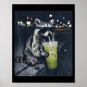 Lustiger Waschbär, der eisgekühlten Matcha-Latte t Poster