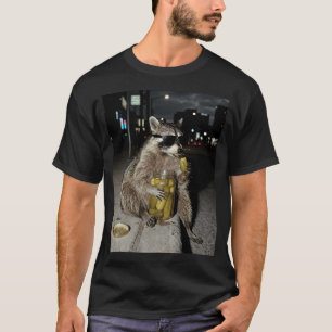 Lustiger Waschbär isst Pickles Meme T-Shirt