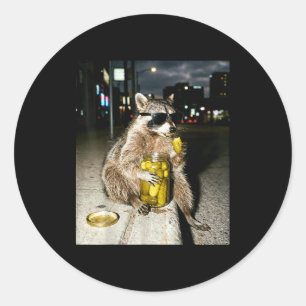Lustiger Waschbär Pickles essend Meme Männer Fraue Runder Aufkleber