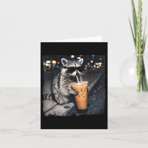 Lustiger Waschbär trinkt eisgekühlten Kaffee, lust Karte