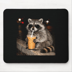 Lustiger Waschbär trinkt eisgekühlten Kaffee, lust Mousepad