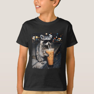 Lustiger Waschbär trinkt eisgekühlten Kaffee, lust T-Shirt