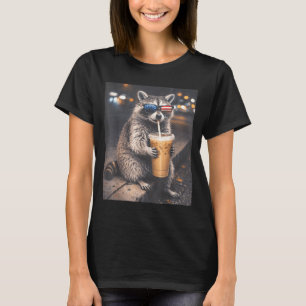 Lustiger Waschbär trinkt eisgekühlten Kaffee, lust T-Shirt