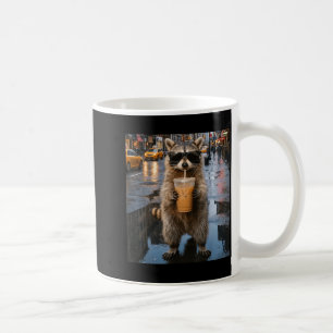Lustiger Waschbär trinkt eisgekühlten Kaffee Tier Kaffeetasse