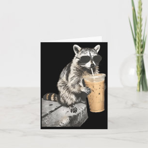 Lustiger Waschbär trinkt eisgekühlten Kaffee Tier Karte
