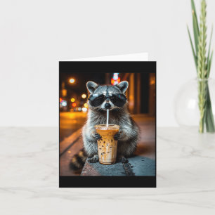 Lustiger Waschbär trinkt eisgekühlten Kaffee Tier Karte