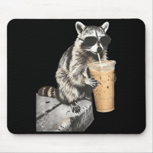 Lustiger Waschbär trinkt eisgekühlten Kaffee Tier Mousepad
