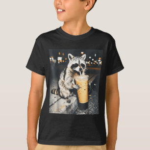 Lustiger Waschbär trinkt eisgekühlten Kaffee Tier T-Shirt