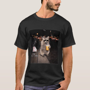 Lustiger Waschbär trinkt eisgekühlten Kaffee Tier T-Shirt