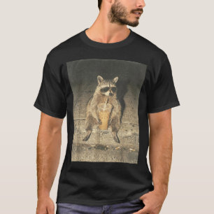 Lustiger Waschbär trinkt eisgekühlten Kaffee unhin T-Shirt