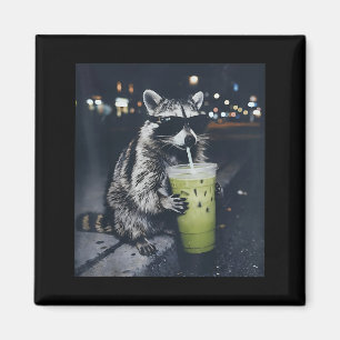 Lustiger Waschbär trinkt eisgekühlten Matcha-Latte Magnet