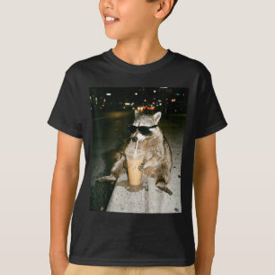 Lustiger Waschbär trinkt Eiskaffee Meme Männer Fra T-Shirt