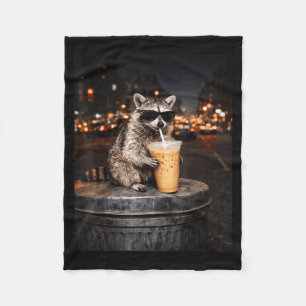 Lustiger Waschbär trinkt Eiskaffee Tier Meme Männe Fleecedecke