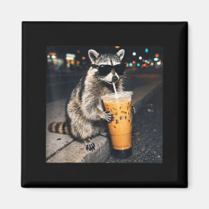Lustiger Waschbär trinkt Eiskaffee Tier Meme Männe Magnet
