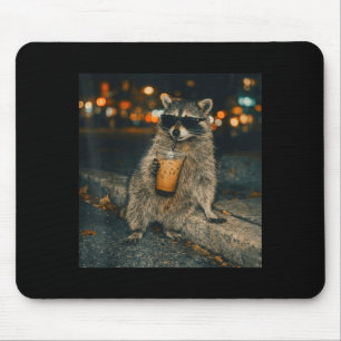 Lustiger Waschbär trinkt Eiskaffee Tier Meme Männe Mousepad
