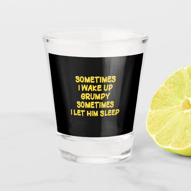 Lustiger Weck-Humor Grumpy Mornings für ihn Schnapsglas (Vorderseite)