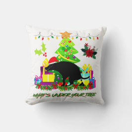 Lustiger Weihnachtshund, der unter dem Baum kackt Kissen