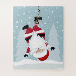 Lustiger Weihnachtsmann hängt kopfüber